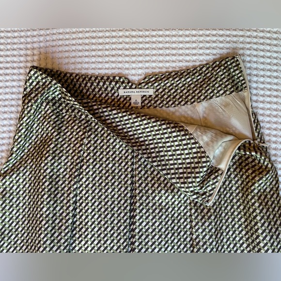 Banana Republic silk pleated skirt. - Picture 2 of 7